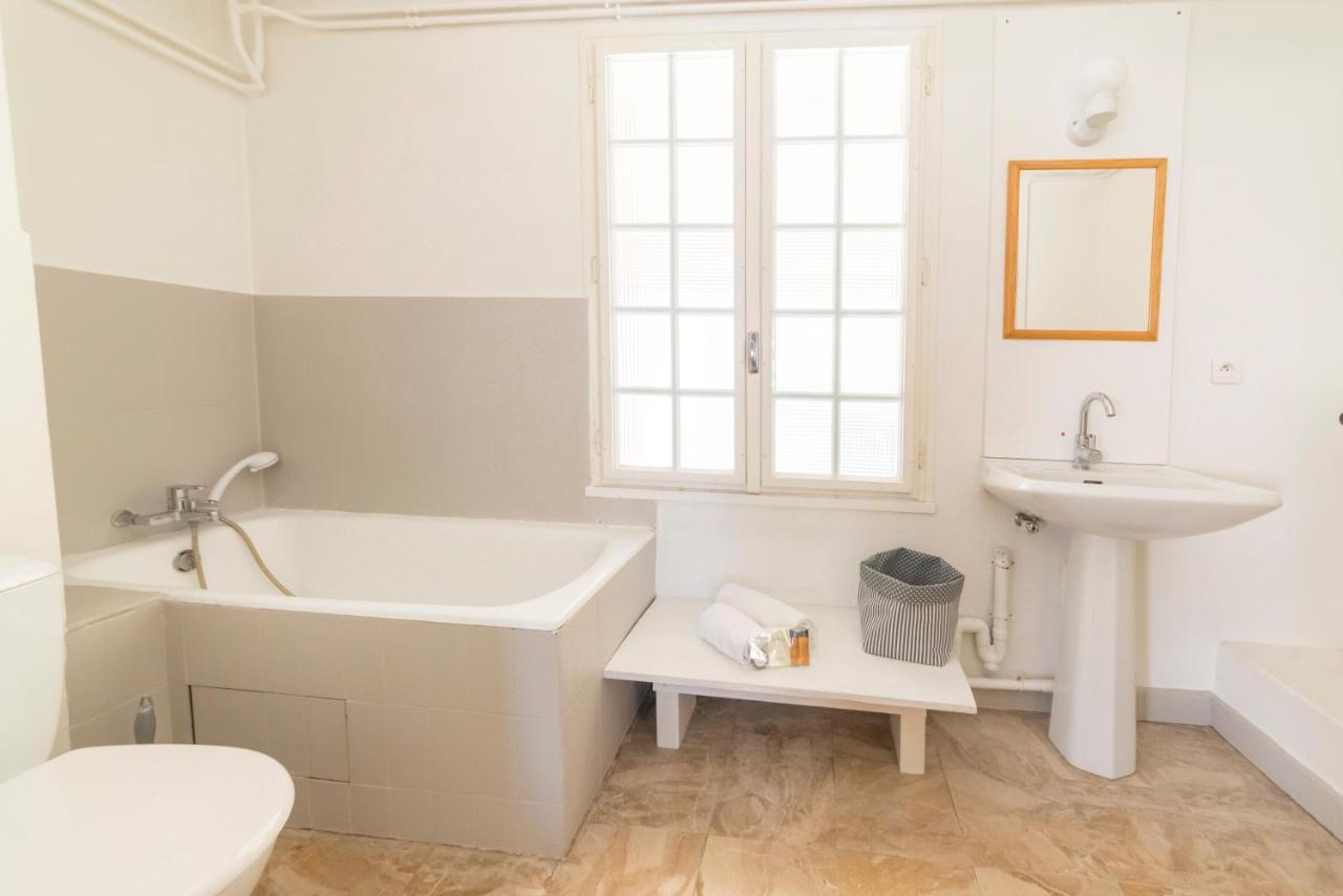 Appartement De Charme - Vue Sur Remparts - Wifi Gratuit - Parking Payant A Proximite Avignon Ngoại thất bức ảnh
